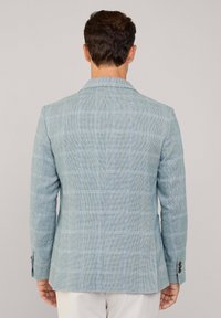 Blazer azzurro chiaro con motivo a quadri, progettato con rever a punta, chiusura a singolo bottone e polsini a tre bottoni, realizzato in tessuto testurizzato.