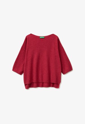 Rood gebreide trui met textuur, driekwart mouwen en een iets langere achterkant, voorzien van een ronde hals en een groen merkembleem.