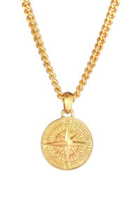 Collana tono oro con ciondolo a bussola rotondo con incisioni direzionali intricate, sospeso da una catena spessa e intrecciata.