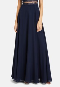 Robe longue marine en tissu fluide, dotée d'un corsage en dentelle avec des détails élaborés et d'une taille lisse froncée.