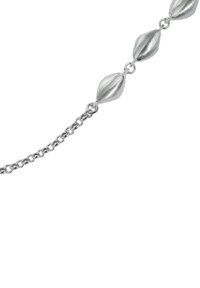 Bracelet en argent composé de maillons allongés en forme de feuilles avec une surface texturée, reliés par une fine chaîne, créant un design délicat.