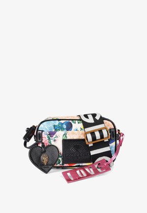 Sac bandoulière avec extérieur en tissu floral, accents en cuir noir, bandoulière rayée ajustable, breloque en forme de cœur et étiquette "LOVE".