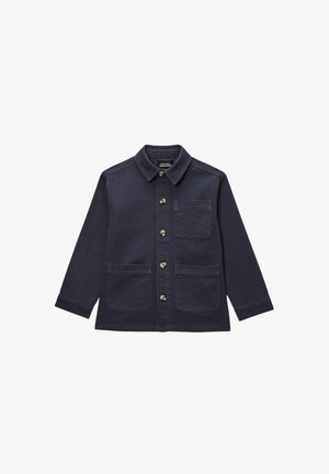 Veste bleu marine boutonnée avec manches longues, col pointu et trois poches plaquées devant : une poitrine, deux à la taille.