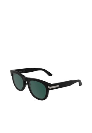 Zwarte rechthoekige zonnebril met donkergroene glazen en zilveren accenten op de pootjes, schuin geplaatst om voor- en zijaanzichten te tonen.