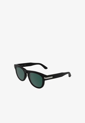 Schwarze rechteckige Sonnenbrille mit dunkelgrünen Gläsern und silbernen Akzenten an den Bügeln, schräg gestellt, um Vorder- und Seitenansicht zu zeigen.