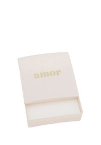 Liten vit rektangulär låda med ordet "amor" tryckt i guld på locket, som visas lite öppen mot en vit bakgrund.