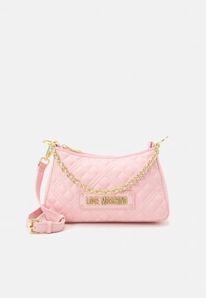 Lille lyserød quiltet skuldertaske med guldkæde og "LOVE MOSCHINO" logo plade foran med justerbar rem.