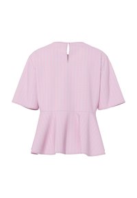 Blouse rose clair à manches courtes avec fines rayures blanches verticales, basque à la taille et petite fermeture à bouton au dos avec ouverture en forme de goutte.