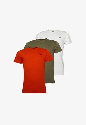 Tre t-shirt a maniche corte in arancione, verde oliva e bianco; realizzate in cotone con colletto rotondo e un piccolo logo sul petto.