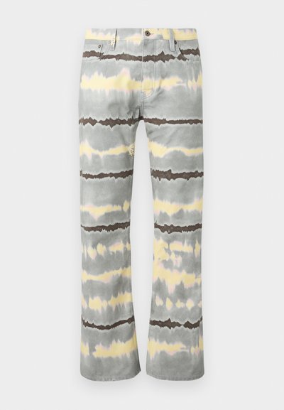 Γκρι και κίτρινες παντελόνες με σχέδιο tie-dye, ευθείες γραμμές, κουμπί μπροστά, φερμουάρ, θηλιές για ζώνη και σχεδιασμό με πέντε τσέπες.