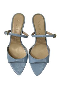 Sandali alti in vernice blu chiaro, con punte affilate, design incrociato e cinturini alla caviglia con dettagli in oro.