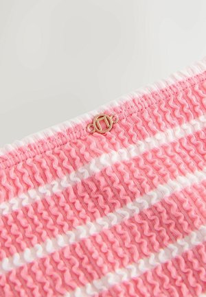 Tissu rayé rose et blanc avec un motif texturé et ondulé. Présente un petit détail en métal doré près du bord supérieur.