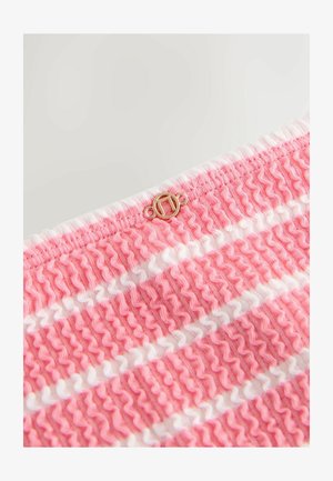 Rosa und weiße gestreifte Stoff mit einem strukturierten, wellenförmigen Muster. Beinhaltet ein kleines Goldbeschläge-Detail nahe der oberen Kante.