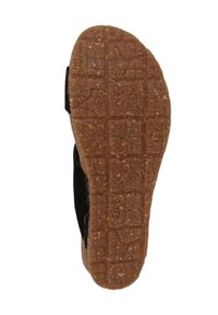 Zwarte sandaal met een gestructureerde kurken zool en een patroon voor grip, met rubberen inzet voor tractie en stabiliteit.