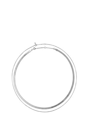 Dwa srebrne naszyjniki, jeden cienki i łańcuszkowy, drugi płaski i szerszy, oba z regulowanymi zapięciami, prezentowane na białym tle.