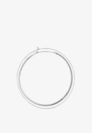 Due collane d'argento, una sottile e a catena, l'altra piatta e più larga, entrambe con chiusure regolabili, esposte su uno sfondo bianco.