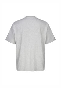 Prosty jasnoszary T-shirt o krótkich rękawach, widziany od tyłu, z okrągłym dekoltem i luźnym, pudełkowym krojem na białym tle.