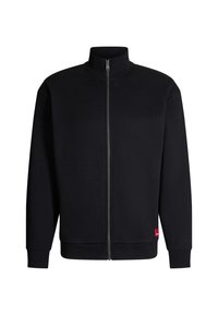 Zwarte jas met rits van zachte stof, met een hoge kraag, lange mouwen en geribbelde manchetten. Heeft een klein rood logo bij de zoom.