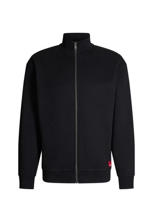 Zwarte jas met rits van zachte stof, met een hoge kraag, lange mouwen en geribbelde manchetten. Heeft een klein rood logo bij de zoom.