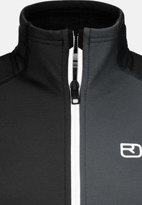 Fleecejacke mit hohem Kragen; verfügt über eine Kombination aus schwarzem und grauem Stoff, weißen Reißverschluss und ein Logo auf der Brust. Glatte Textur, sportlicher Schnitt.