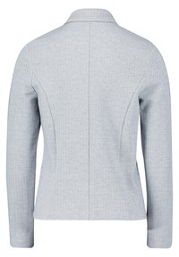 Blazer femme gris clair avec motif chevrons, coupe cintrée, manches longues et détail couture au dos.