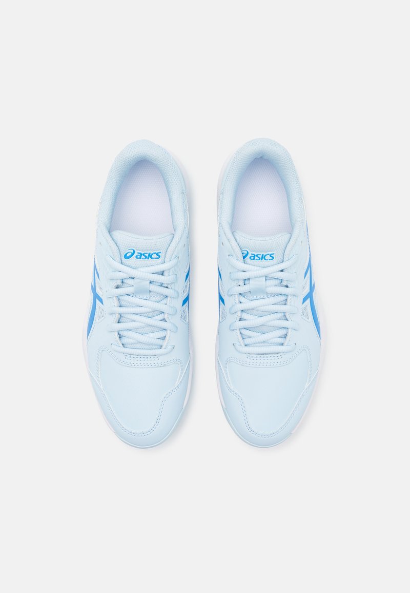 Jasnoniebieskie buty sportowe z gładką syntetyczną cholewką, białymi sznurowadłami, niebieskimi paskami akcentującymi i wyściełaną białą podeszwą.