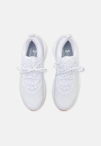 Hvide atletiske sneakers med tekstureret mesh-overdel, polstret sål og snørelukning. Har en subtil blå accent og kontrastlogo.