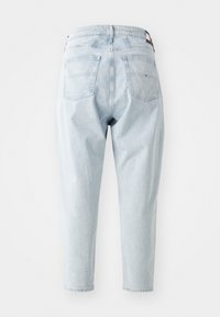 Světlé modré džíny z denimu s volným střihem, mají dvě zadní kapsy a mírně zúžené nohavice. Čistý design, bez viditelných log.