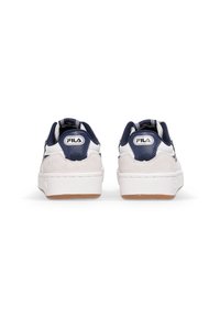 Scarpe da ginnastica bianche e blu navy realizzate in materiali scamosciati e sintetici, punta rotonda, dettagli testurizzati e suola in gomma. Logo Fila sul tallone.