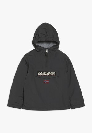 Sort pullover-jakke med hætte, der har en frontlomme, logodetalje og et lille flagpatch. Fremstillet af letvægtsmateriale.