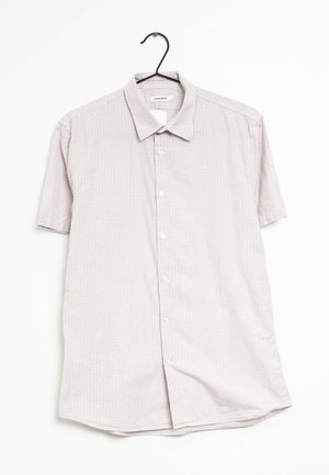 Camisa de manga corta, abotonada, en un patrón a cuadros rojo y blanco, hecha de una tela ligera, con un cuello clásico y dobladillo recto.