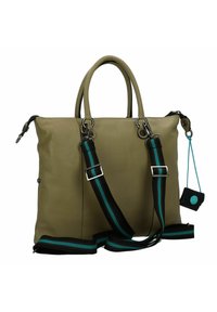 Sac fourre-tout en cuir vert avec deux poignées, bandoulière réglable rayée et accessoires en argent. Il possède une fermeture éclair et une poche latérale.