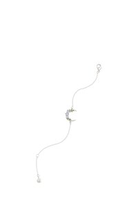 Pulsera de cadena de plata con un diseño de media luna y acentos florales azules. Longitud ajustable, con un cierre de langosta y un charm de plata.