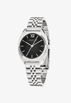 Sølv rustfrit stål ur med en sort urskive, romersk heltal XII og et armbånd i kædedesign. Har en poleret bezel og enkle time markeringer.