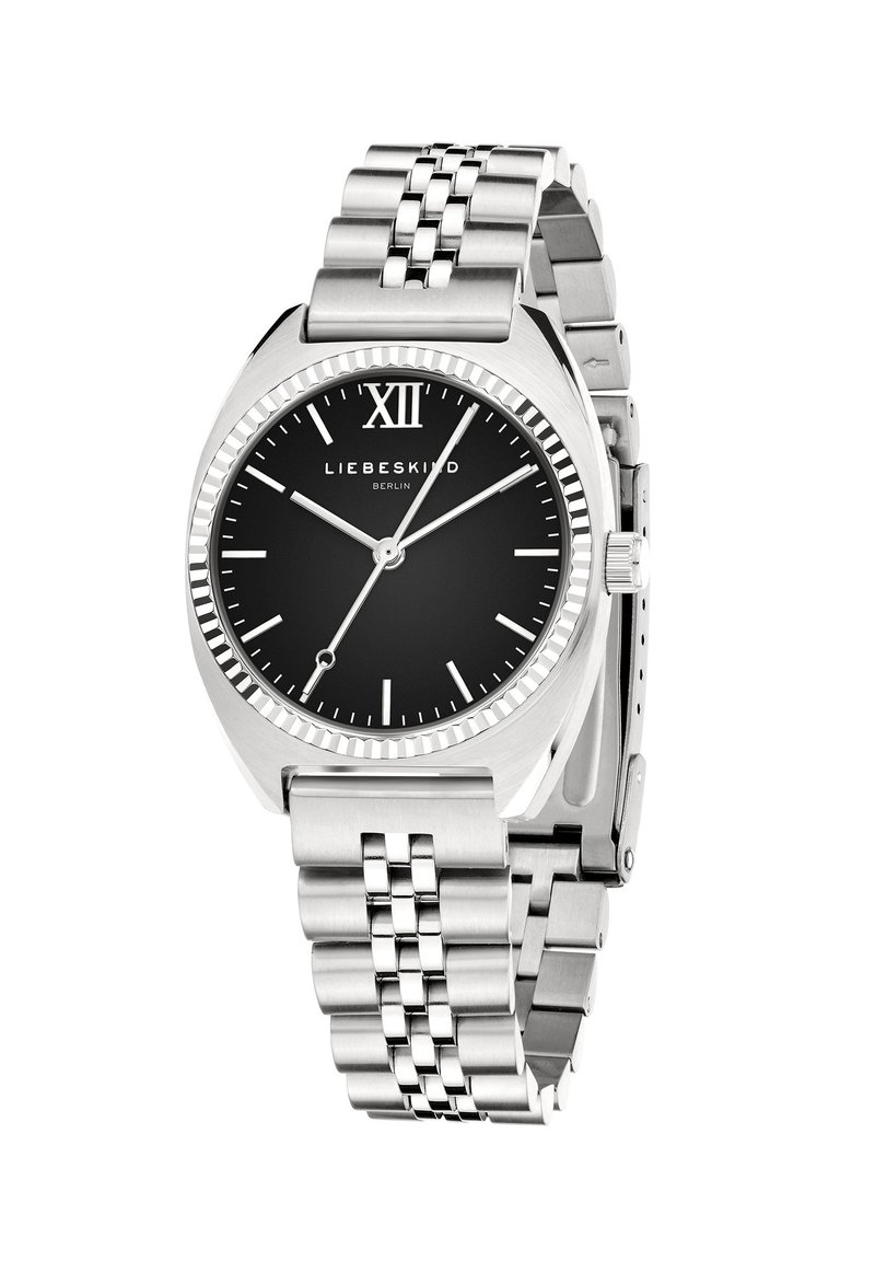 Silberner Edelstahlarmbanduhr mit schwarzem Ziffernblatt, römischer Ziffer XII und einem verknüpften Armbanddesign. Sie verfügt über eine polierte Lünette und schlichte Stundenmarkierungen.
