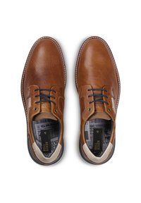 Scarpe in pelle marrone con dettagli perforati, design con lacci, accenti più chiari a contrasto e solette testurizzate con un motivo di stampa di giornale.