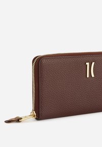 Portafoglio in pelle marrone con finitura testurizzata, zip color oro e dettaglio logo. Presenta una forma rettangolare e bordi lisci.