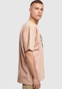 Merchcode VALENTINES DAY - LEOPARD HEART HEAVY  - Camiseta estampada - amber