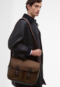 PAUL SMITH LOVES BARBOUR WAX TARRAS BAG UNISEX - Keresztpántos táska - cognac