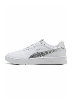 Weißer Puma Low-Top-Sneaker mit silbernem Logo-Streifen, Schnürung vorne und gepolsterter Sohle, seitlich dargestellt.