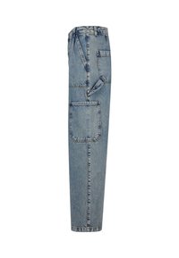 Vue latérale d'un pantalon cargo en denim bleu clair avec plusieurs poches et passants de ceinture, présenté sur fond blanc.