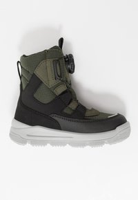 Stivale bambini verde e nero con materiale in rete e sintetico, dotato di chiusura a toggle, superficie testurizzata e suola bianca.