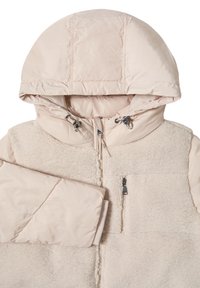 Doudoune beige clair avec un devant en polaire texturé, capuche réglable, poches zippées et poignets côtelés. Matériau lisse et design isolé.