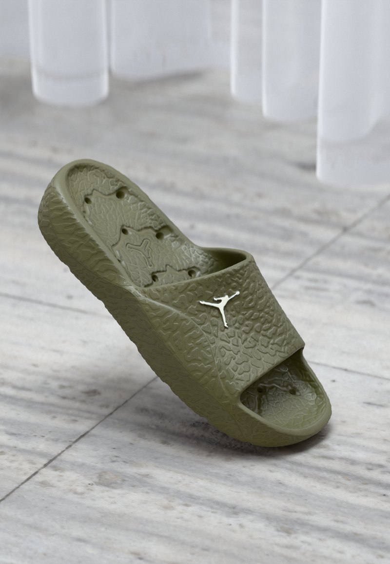 Πράσινη σαγιονάρα με υφή, ανοιχτή μύτη και ανάγλυφο λογότυπο. Η σόλα διαθέτει σχέδιο με παρτίδα για καλύτερη πρόσφυση.