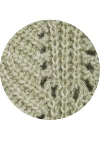 Gros plan d'un tissu tricoté vert clair montrant la texture de la laine et un motif de points détaillé avec de petits trous.