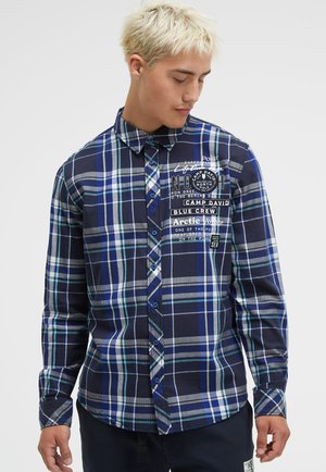 Blau- und grau kariertes Hemd aus gewebtem Stoff, mit langen Ärmeln, Kragen mit Knöpfen und Logo-Prints auf der Brust.