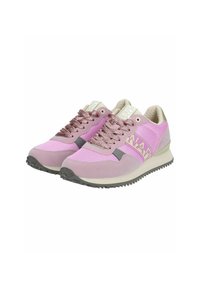 Scarpe da atletica rosa con una parte superiore in rete, dettagli in suede e riflessi. I lacci sono metallici, con una suola testurizzata per una buona aderenza.