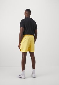 Nike Performance COURT VICTORY - Sport rövidnadrágok - topaz gold/black