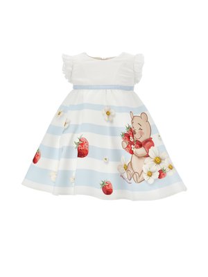 Robe pour tout-petit rayée blanc et bleu clair avec des manches volantées, présentant un ours souriant tenant des fraises et entouré de fleurs et de fruits.