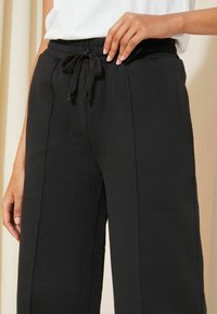 Friends Like These WIDE  - Treningo apatinė dalis - black